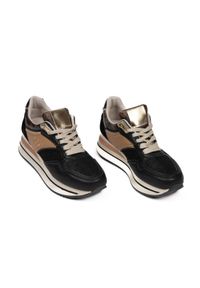 Inna - Sneakersy na koturnie z brokatowymi wstawkami czarne DF873-37. Kolor: czarny. Materiał: zamsz, skóra ekologiczna. Szerokość cholewki: normalna. Obcas: na koturnie #6