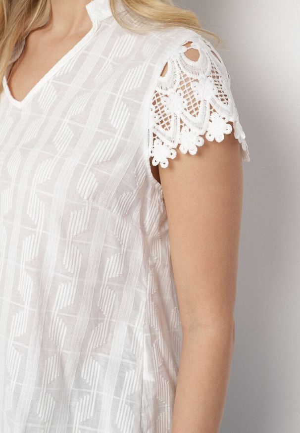 Born2be - Biała Bawełniana Bluzka z Koronkowymi Rękawami i Ozdobnymi Tłoczeniami Adivien. Okazja: na co dzień. Typ kołnierza: dekolt w kształcie V. Kolor: biały. Materiał: bawełna, koronka. Długość rękawa: krótki rękaw. Długość: krótkie. Styl: wizytowy, casual, elegancki
