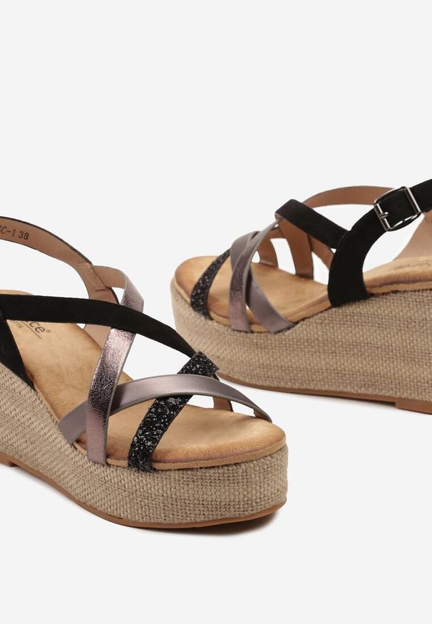 Renee - Czarne Casualowe Sandały na Koturnie w Stylu Boho z Brokatowymi Plecionymi Paskami Urani. Okazja: na co dzień. Nosek buta: otwarty. Zapięcie: pasek. Kolor: czarny. Sezon: lato. Obcas: na koturnie. Styl: boho, casual. Wysokość obcasa: średni