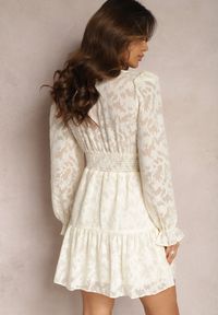 Renee - Jasnobeżowa Rozkloszowana Sukienka Mini z Tkaniny Plumeti Marsane. Typ kołnierza: kołnierz z falbankami. Kolor: beżowy. Materiał: tkanina. Typ sukienki: rozkloszowane. Długość: mini