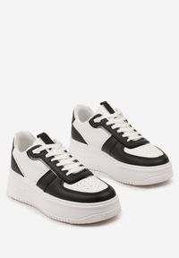 Renee - Biało-Czarne Sznurowane Sneakersy na Grubej Podeszwie Salsabil. Kolor: biały. Materiał: materiał. Wzór: aplikacja. Obcas: na platformie #5