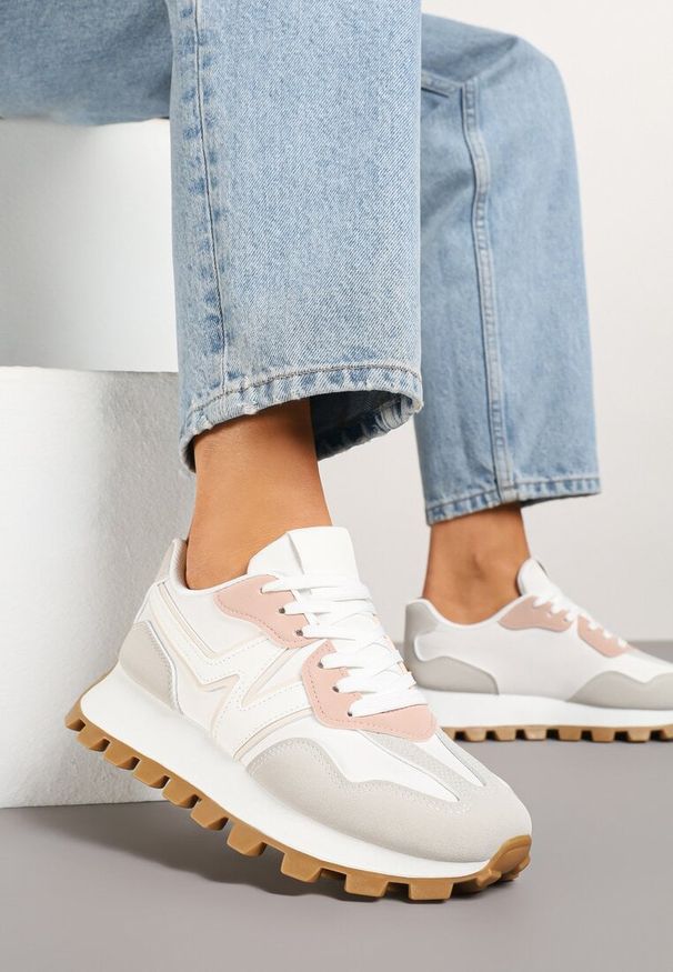 Renee - Szaro-Białe Sneakersy Ozdobione Geometrycznym Motywem Aluthia. Okazja: na co dzień. Kolor: szary. Materiał: jeans. Wzór: geometria, aplikacja