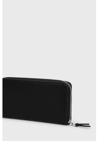 Calvin Klein portfel damski kolor czarny. Kolor: czarny. Materiał: materiał. Wzór: gładki #4