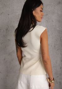 Renee - Beżowa Kopertowa Bluzka z Wiskozą Ozdobiona Metaliczną Aplikacją Sanadra. Okazja: na imprezę. Typ kołnierza: dekolt kopertowy. Kolor: beżowy. Materiał: wiskoza. Wzór: aplikacja. Styl: elegancki #4