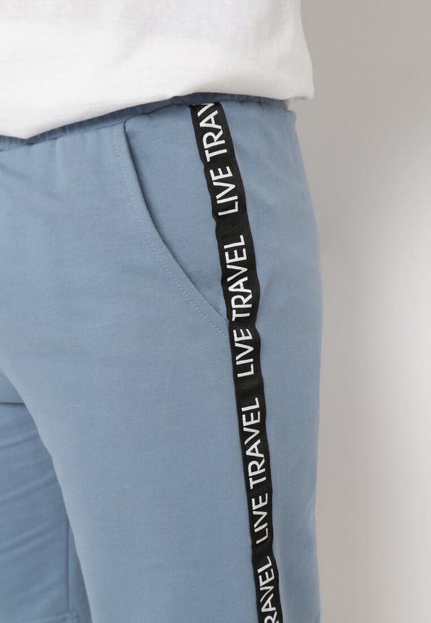 Born2be - Jasnoniebieskie Bawełniane Szorty Dresowe z Gumką w Pasie i Sznurkiem Jorpia. Okazja: na co dzień. Kolor: niebieski. Materiał: bawełna, dresówka. Długość: krótkie. Wzór: paski. Sezon: lato. Styl: casual