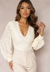 Renee - Jasnobeżowa Koronkowa Bluzka o Krótkim Fasonie z Mankietami Skylame. Kolor: beżowy. Materiał: koronka. Długość: krótkie. Styl: elegancki