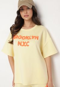 Born2be - Żółty Komplet Oversize z Wiskozą T-shirt i Szorty z Nadrukiem Liravella. Kolor: żółty. Materiał: wiskoza. Wzór: nadruk #7