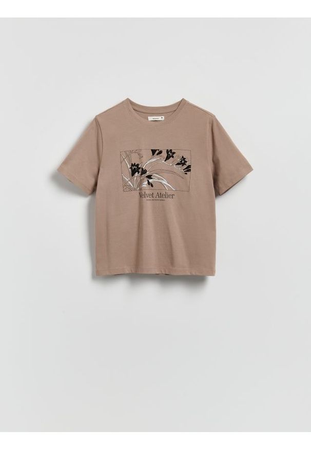 Reserved - Bawełniany t-shirt z nadrukiem - brązowy. Kolor: brązowy. Materiał: bawełna. Wzór: nadruk