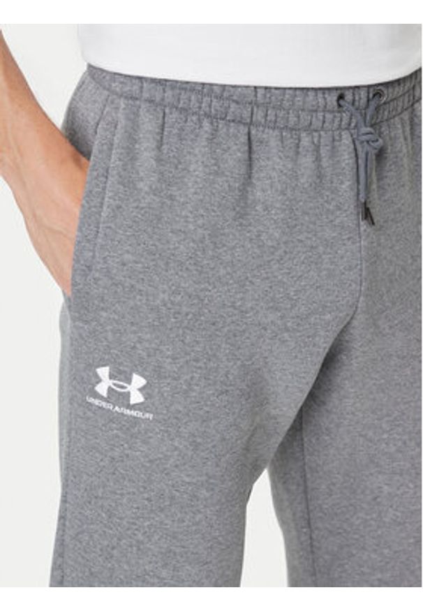 Under Armour Spodnie dresowe UA Essential Fleece Jogger 1373882 Szary Regular Fit. Kolor: szary. Materiał: bawełna