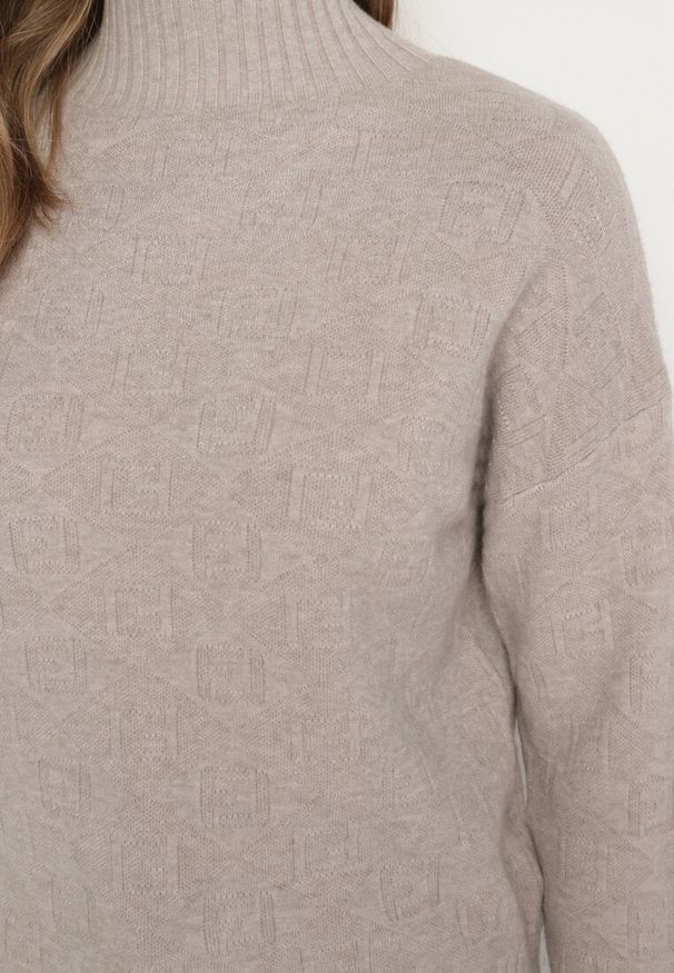 Born2be - Beżowy Sweter Golf z Ozdobnym Tłoczeniem Zakończony Ściągaczem Melodiea. Typ kołnierza: golf. Kolor: beżowy. Materiał: materiał. Sezon: zima