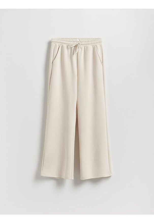 Reserved - Spodnie z szeroką nogawką - beżowy. Kolor: beżowy. Materiał: dzianina