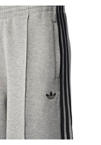 Adidas - adidas Spodnie dresowe adicolor Spacer 3-Stripes JV7497 Zielony Wide Leg. Kolor: zielony. Materiał: bawełna. Sport: turystyka piesza #4