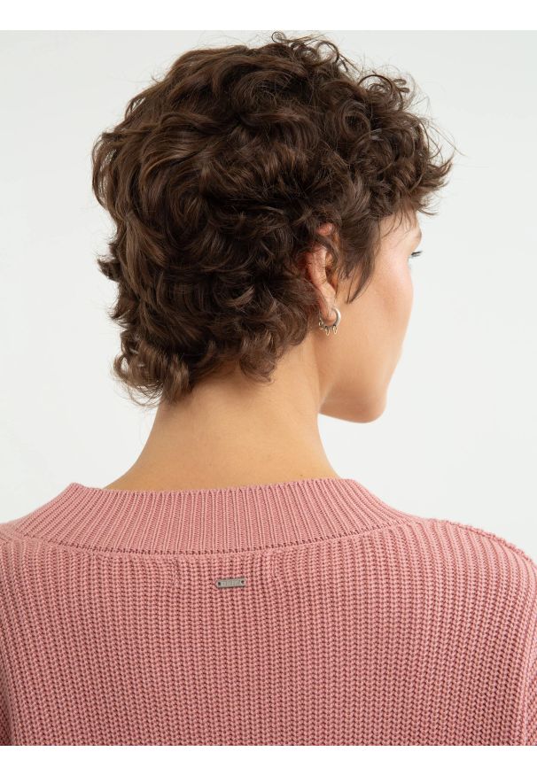 Big-Star - Sweter damski z wiskozy z dekoltem v-neck różowy Cyntiana 600. Okazja: na spotkanie biznesowe, na co dzień. Typ kołnierza: dekolt w kształcie V. Kolor: różowy. Materiał: wiskoza. Styl: elegancki, casual, biznesowy