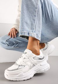Renee - Białe Sneakersy na Tłoczonej Podeszwie z Ozdobnymi Wstawkami Lanevi. Kolor: biały. Wzór: aplikacja, kolorowy