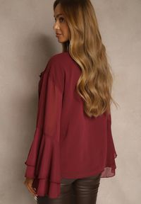 Renee - Bordowa Rustykalna Bluzka Zdobiona Falbankami i Wiązaniem przy Dekolcie Nerianna. Okazja: na co dzień. Typ kołnierza: kołnierz z falbankami. Kolor: czerwony. Materiał: tkanina. Wzór: aplikacja. Styl: casual #2