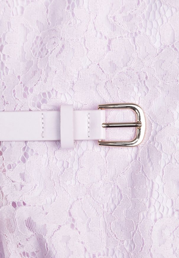 Renee - Różowa Koktajlowa Sukienka z Koronki z Bawełną i Wiskozą Ozdobiona Paskiem Chaleite. Okazja: na randkę, na wesele, na ślub cywilny. Kolor: różowy. Materiał: wiskoza, bawełna, koronka. Wzór: aplikacja, koronka. Styl: wizytowy