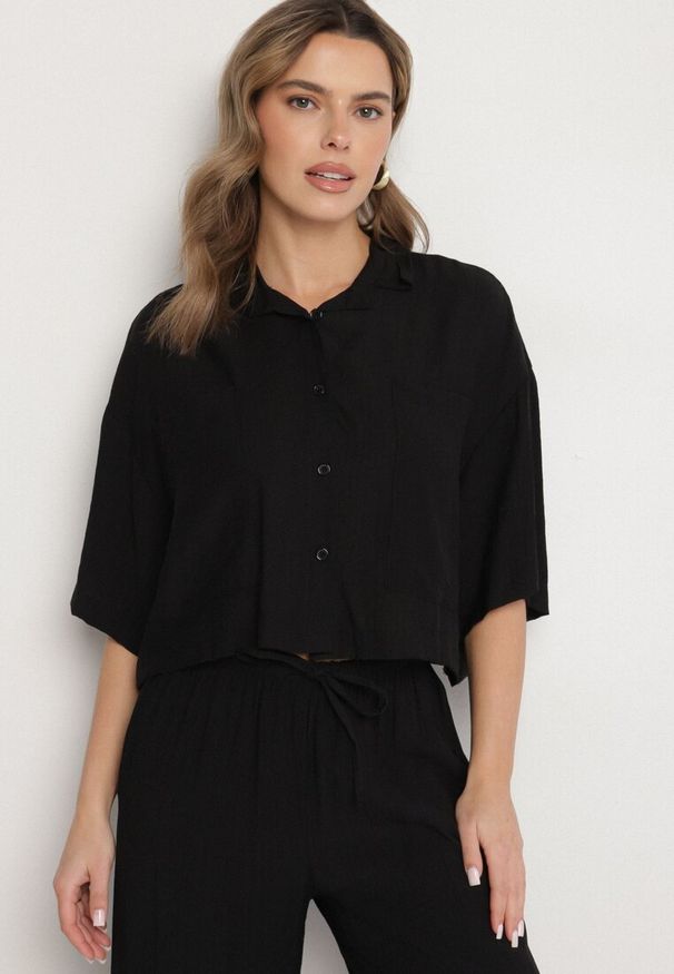 Born2be - Czarny Wiskozowy Komplet Oversize Koszula z Krótkim Rękawem i Spodnie Dovilissea. Kolor: czarny. Materiał: wiskoza