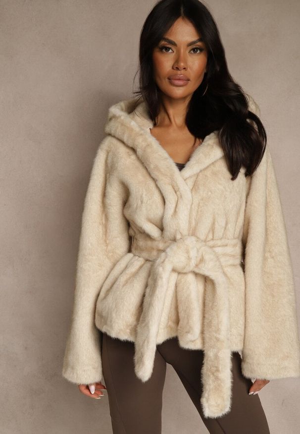 Renee - Beżowa Futerkowa Kurtka z Kapturem i Wiązanym Paskiem Zetele. Typ kołnierza: kaptur. Kolor: beżowy. Materiał: jeans, koronka