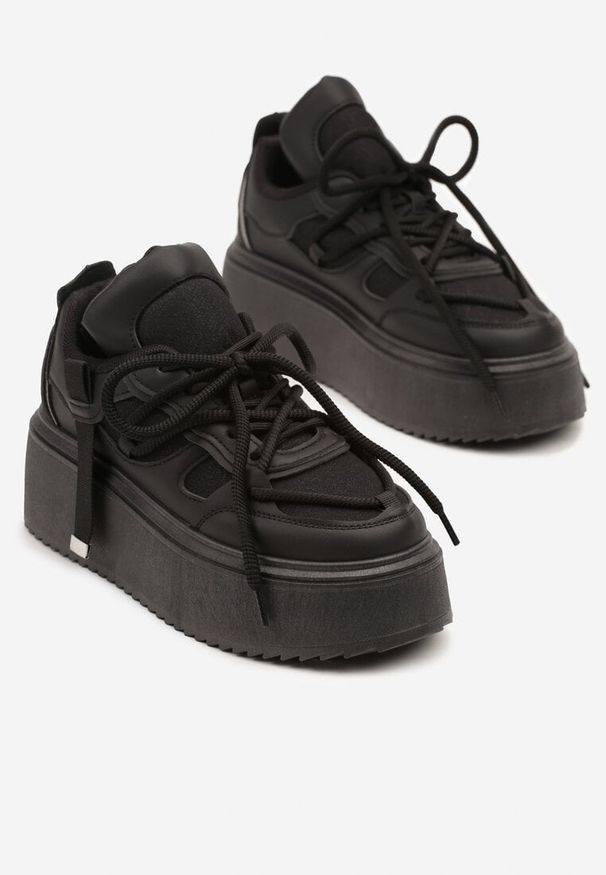 Renee - Czarne Sneakersy na Platformie Ozdobione Sznurowaniem Vilvia. Okazja: na co dzień. Kolor: czarny. Materiał: jeans. Wzór: aplikacja. Obcas: na platformie