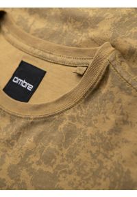 Ombre Clothing - Wzorzysta bawełniana męska koszulka z krótkim rękawem – oliwkowa V3 OM-TSFP-0223 - XXL. Okazja: na co dzień. Kolor: oliwkowy. Materiał: bawełna. Długość rękawa: krótki rękaw. Długość: krótkie. Wzór: nadruk. Styl: klasyczny, casual #6