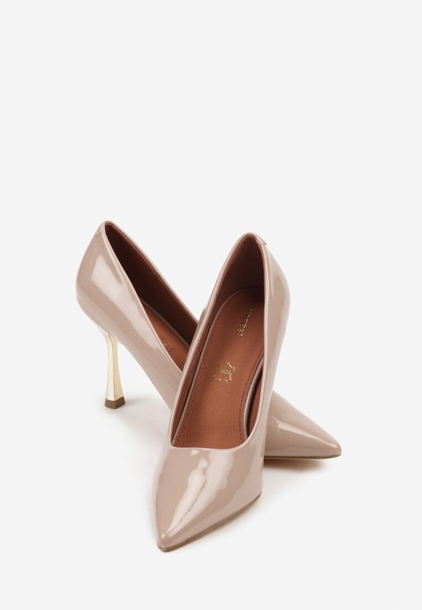 Born2be - Beżowe Lakierowane Szpilki Vices ze Skórzaną Wkładką i Metaliczną Wstawką Fallenisse. Okazja: na spotkanie biznesowe, do pracy. Kolor: beżowy. Materiał: skóra, lakier. Obcas: na szpilce. Styl: biznesowy, elegancki, wizytowy