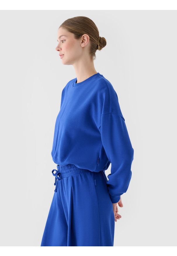 4f - 4F Bluza dresowa nierozpinana bez kaptura damska - niebieska S. Okazja: na co dzień. Typ kołnierza: bez kaptura. Kolor: niebieski. Materiał: dresówka. Wzór: prążki. Styl: sportowy, klasyczny, casual