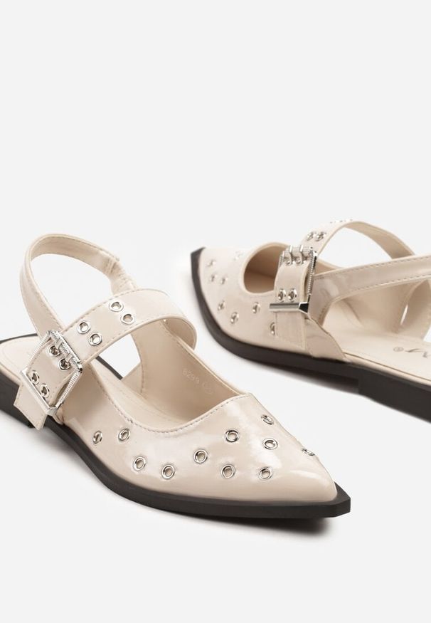 Born2be - Beżowe Sandały Lakierowane z Ozdobnymi Klamrami Sanilea. Zapięcie: klamry. Kolor: beżowy. Materiał: lakier