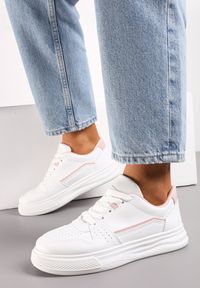 Renee - Biało-Różowe Sznurowane Sneakersy Ozdobione Perforacją i Przeszyciami Eglia. Kolor: biały. Wzór: aplikacja #4