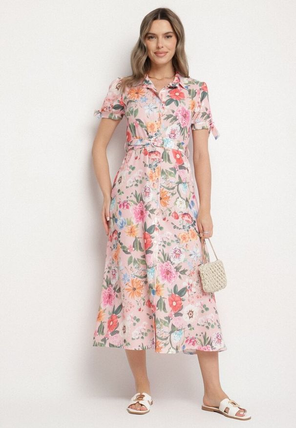 Born2be - Różowa Rozkloszowana Sukienka o Koszulowym Kroju z Paskiem w Kwiatowy Wzór Fevelorine. Okazja: na co dzień. Kolor: różowy. Wzór: kwiaty. Typ sukienki: koszulowe. Styl: casual