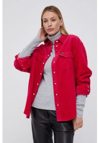 Wrangler Koszula sztruksowa damska kolor różowy regular z kołnierzykiem klasycznym. Okazja: na co dzień. Typ kołnierza: kołnierzyk klasyczny. Kolor: różowy. Materiał: sztruks. Styl: casual, klasyczny #1