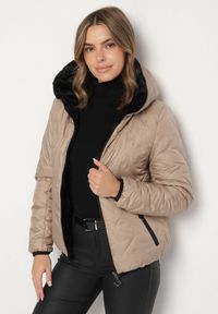 Born2be - Beżowa Pikowana Kurtka z Kapturem o Dwustronnym Kroju Tahalia. Okazja: na spacer. Typ kołnierza: kaptur. Kolor: beżowy. Materiał: wełna, poliester, jeans, dzianina, futro #7