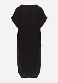 Born2be - Czarna Pudełkowa Sukienka z Lnem i Wiskozą Zdobiona Metalicznym Guzikiem Phisoth. Okazja: na co dzień, do pracy, na spotkanie biznesowe. Kolekcja: plus size. Kolor: czarny. Materiał: wiskoza, len. Wzór: aplikacja. Sezon: lato. Typ sukienki: dla puszystych, proste. Styl: casual, biznesowy, elegancki #7