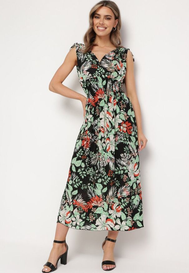 Born2be - Czarno-Zielona Sukienka z Kopertowym Dekoltem w Kwiaty z Gumką w Pasie Fionessa. Okazja: na co dzień. Typ kołnierza: dekolt kopertowy. Kolor: czarny. Wzór: kwiaty. Typ sukienki: kopertowe. Styl: klasyczny, casual, elegancki
