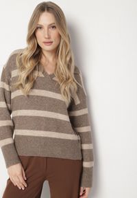 Born2be - Beżowy Sweter w Paski z Wełną i Dekoltem z Kołnierzykiem Tevana. Okazja: na co dzień. Typ kołnierza: dekolt w serek. Kolor: beżowy. Materiał: wełna. Wzór: paski. Styl: elegancki, casual, klasyczny