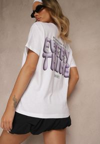 Renee - Biało-Fioletowy T-shirt z Bawełny Ozdobiony Nadrukiem Adneria. Okazja: na co dzień. Kolor: biały. Materiał: bawełna. Wzór: aplikacja, nadruk. Styl: casual