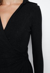 Born2be - Czarna Sukienka o Kopertowym Kroju z Gumką w Talii Paskiem i Metaliczną Nicią Miathriae. Okazja: na co dzień. Kolor: czarny. Materiał: jeans. Typ sukienki: kopertowe. Styl: casual, elegancki #3