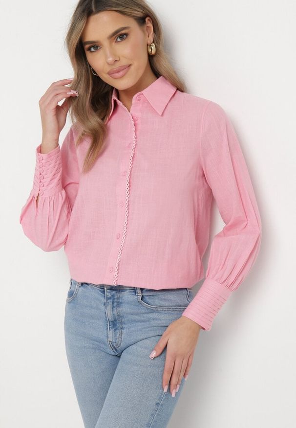 Born2be - Różowa Bawełniana Koszula z Delikatnymi Haftowanymi Wstawkami Leordia. Kolor: różowy. Materiał: bawełna. Wzór: haft