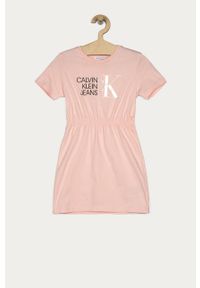Calvin Klein Jeans - Sukienka dziecięca 104-176 cm. Kolor: różowy. Materiał: bawełna, dzianina. Wzór: nadruk. Typ sukienki: rozkloszowane #1