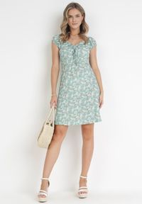 Born2be - Zielona Taliowana Sukienka z Troczkiem przy Dekolcie w Kwiaty Danner. Typ kołnierza: kołnierz z falbankami. Kolor: zielony. Wzór: kwiaty #5