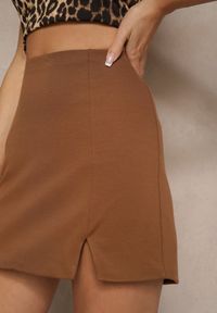 Renee - Brązowa Spódnica z Wiskozą High Waist Ozdobiona Rozcięciem Delonis. Okazja: na co dzień, na spotkanie biznesowe. Stan: podwyższony. Kolor: brązowy. Materiał: wiskoza. Wzór: aplikacja. Styl: biznesowy, elegancki, casual #3
