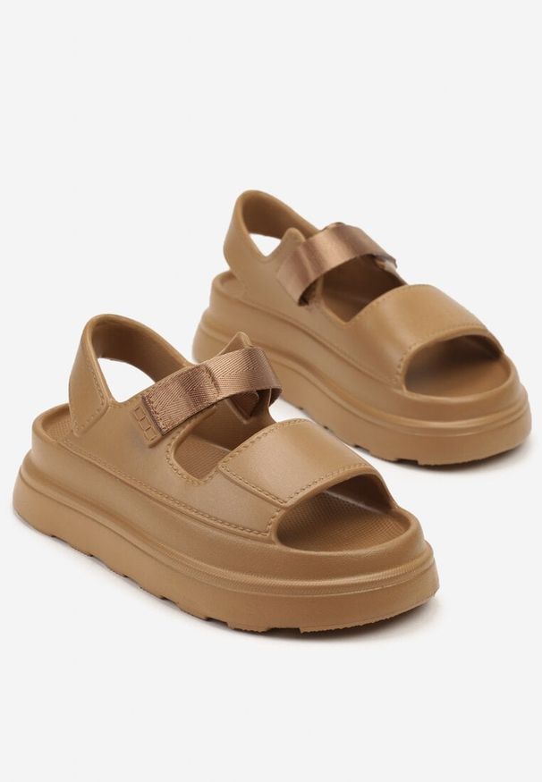 Renee - Ciemnobeżowe Sandały na Platformie z Paskiem na Pięcie Sarafira. Okazja: na co dzień, na spacer. Zapięcie: pasek. Kolor: beżowy. Sezon: lato. Obcas: na platformie. Styl: casual