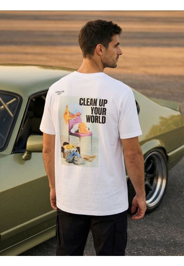 Sinsay - Bawełniana koszulka z nadrukiem na plecach - biały. Kolor: biały. Materiał: bawełna. Wzór: nadruk