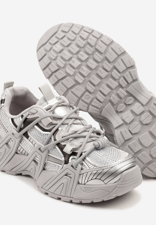 Renee - Srebrne Sneakersy na Platformie z Geometrycznym Wzorem Eledisa. Okazja: na co dzień. Kolor: srebrny. Materiał: jeans. Wzór: geometria. Obcas: na platformie
