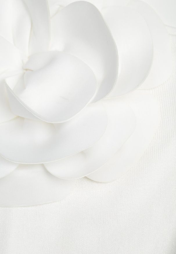 Born2be - Biała Asymetryczna Bluzka z Prążkowanej Wiskozy z Ozdobnym Kwiatem Badian. Kolor: biały. Materiał: prążkowany, wiskoza. Wzór: kwiaty