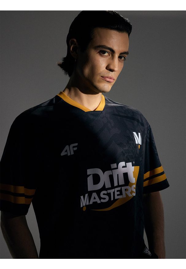4f - 4F Koszulka szybkoschnąca uniseks 4F x Drift Masters - czarne L/XL. Typ kołnierza: dekolt w serek. Kolor: czarny. Materiał: dzianina, materiał, syntetyk, włókno, elastan. Długość rękawa: krótki rękaw. Długość: krótkie. Wzór: nadruk, gładki, napisy, ze splotem. Styl: klasyczny, sportowy