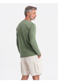 Ombre Clothing - Longsleeve męski bez nadruku - oliwkowy V2. Okazja: na co dzień. Kolor: oliwkowy. Materiał: bawełna. Długość rękawa: długi rękaw. Długość: długie. Styl: klasyczny, casual, rockowy