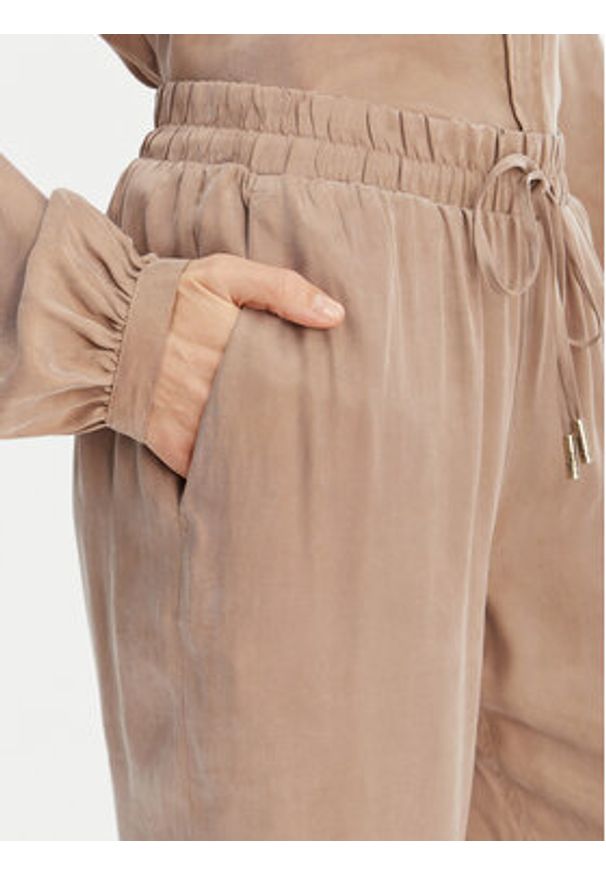 Guess Spodnie materiałowe W6GB07 W1781 Beżowy Regular Fit. Kolor: beżowy. Materiał: wiskoza