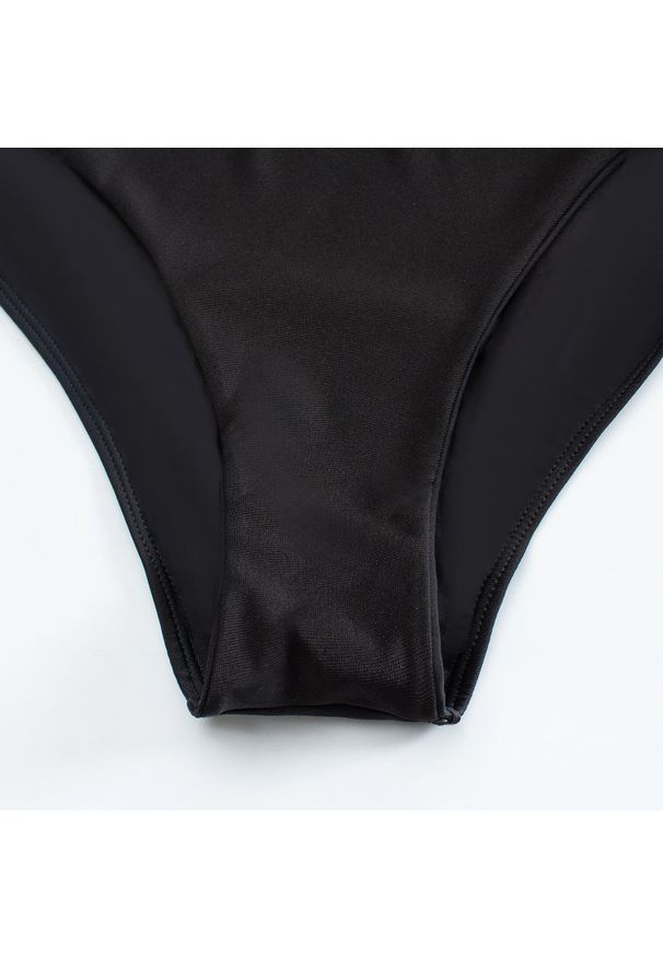 Intica - Strój kąpielowy jednoczęściowy z nowoczesnymi wycięciami Alicia. Kolor: czarny. Materiał: materiał