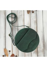 Okrągła listonoszka skórzana PAOLO PERUZZI T-92-GRN zielona. Kolor: zielony. Sezon: zima, jesień. Materiał: skórzane. Styl: vintage, elegancki. Rodzaj torebki: na ramię #1