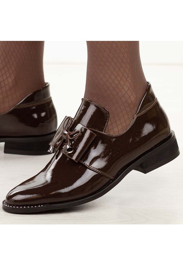 DEONI - Brązowe lakierowane skórzane Polskie półbuty damskie Deoni D055. Okazja: do pracy, na co dzień, na spotkanie biznesowe. Kolor: brązowy. Szerokość cholewki: normalna. Wzór: aplikacja. Materiał: skóra, lakier. Sezon: wiosna, jesień. Obcas: na obcasie. Styl: wizytowy, klasyczny, elegancki, casual, biznesowy. Wysokość obcasa: niski